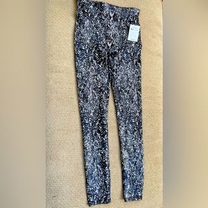 NWT Spanx gray snake print leggings